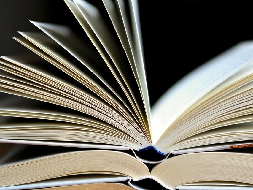 Libros abiertos sobre fondo negro